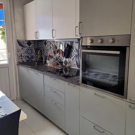 Bilocale: 5 Minuti Dall'ariston Apartmán